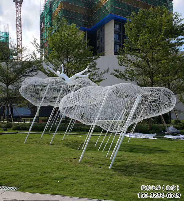 園林云朵雕塑，噴漆景觀雕塑，網(wǎng)格形式
