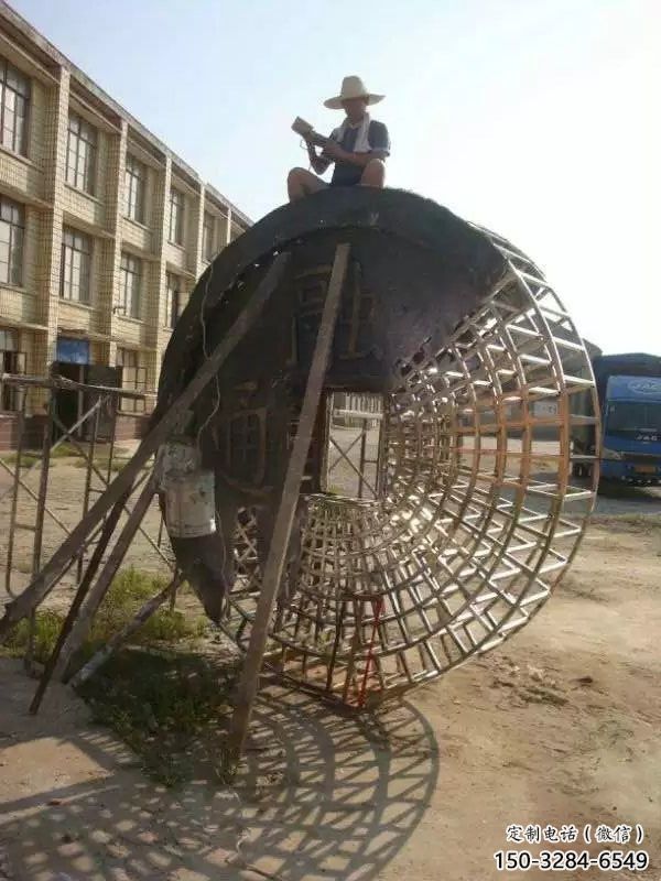 小區(qū)銅錢雕塑，拉絲景觀雕塑，抽象效果