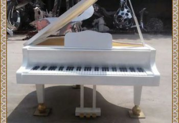 仿古鋼琴雕塑 騰飛草地小品 房地產雕塑