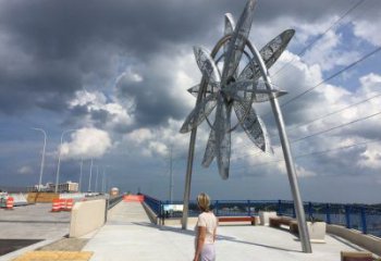 大型風車雕塑 歐式步行街旋轉雕塑 彩繪旋轉雕塑