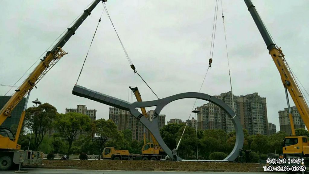 仿真球拍雕塑 電鍍現(xiàn)代網(wǎng)球拍雕塑 部隊體育雕塑