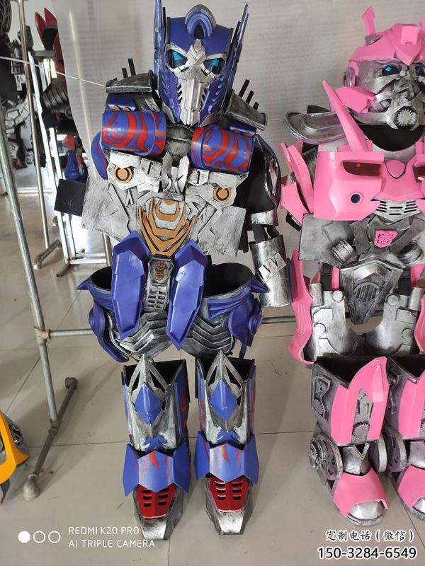 機(jī)甲小擎天柱和小紅蜂雕塑