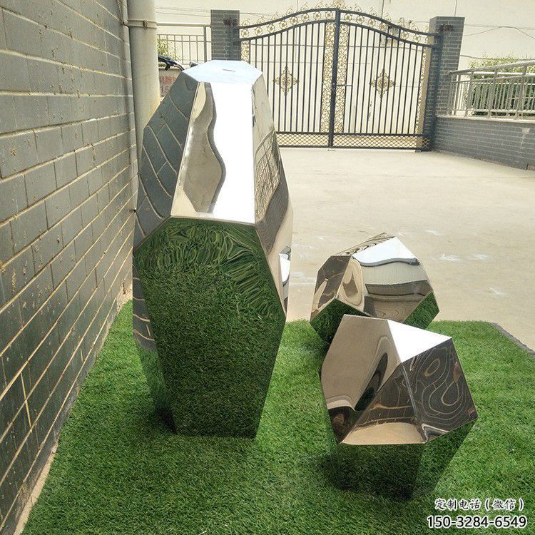 大門口石塊雕塑