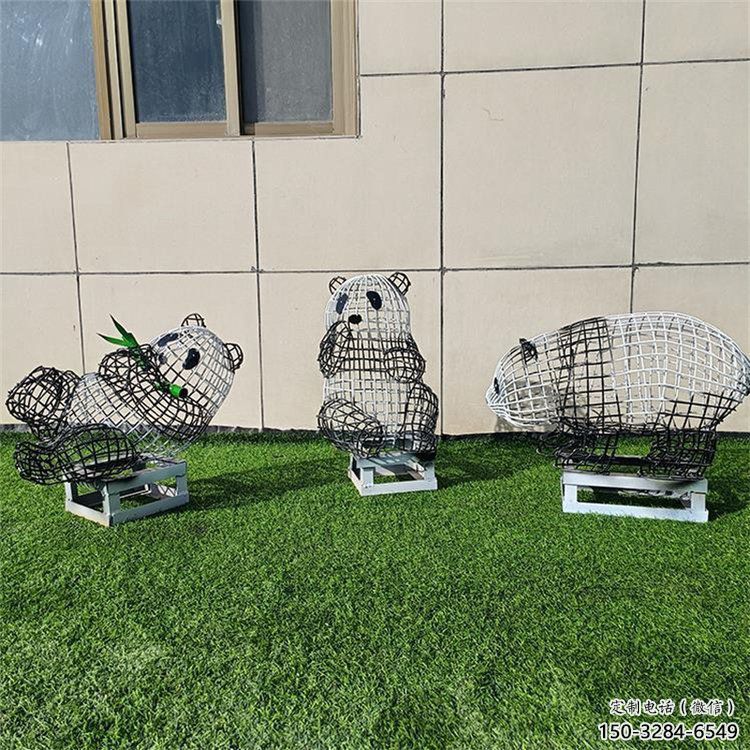 金屬熊貓雕塑廠家，城市雕塑，彩色鏤空熊貓雕塑指用