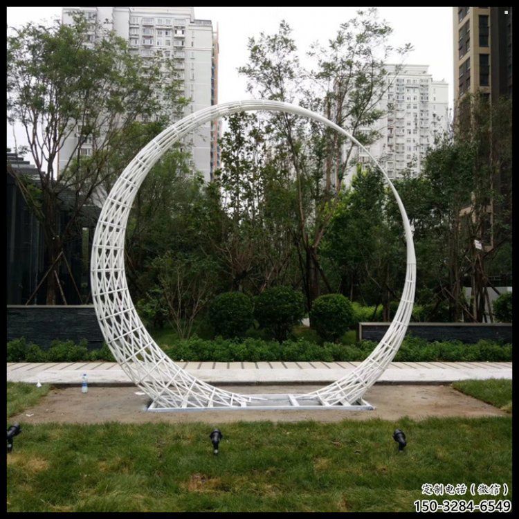 月牙雕塑制造，歐式風(fēng)格，鏤空月牙雕塑廠家定價(jià)