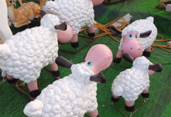 秀英小區(qū)小羊雕塑，彩繪動(dòng)物雕塑，抽象效果