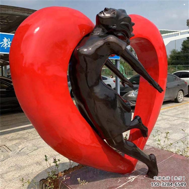 湖北草地心形人物雕塑