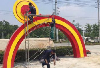 芙蓉烤漆拱門雕塑，彩虹圖案設計，不銹鋼大門雕塑實景