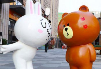淮安步行街布朗熊雕塑，玻璃鋼動(dòng)物雕塑，卡通方式
