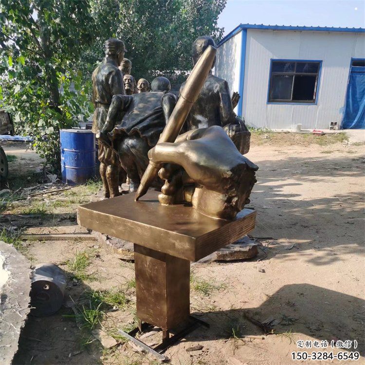 城中手握鋼筆雕塑，街道標(biāo)識(shí)，玻璃鋼手握鋼筆雕塑廠家