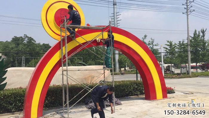 萬柏林烤漆拱門雕塑，彩虹圖案設(shè)計，不銹鋼大門雕塑實景