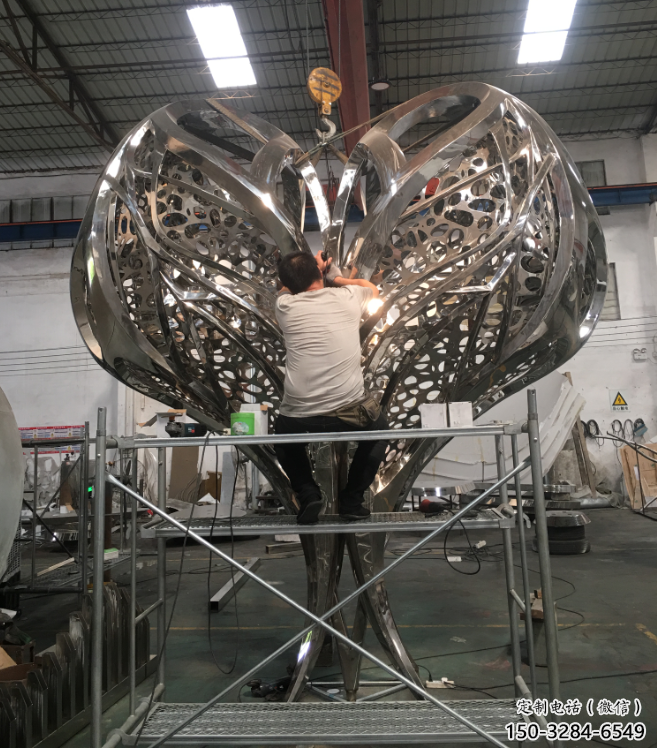 大型戶(hù)外心形雕塑生產(chǎn)制作現(xiàn)場(chǎng)